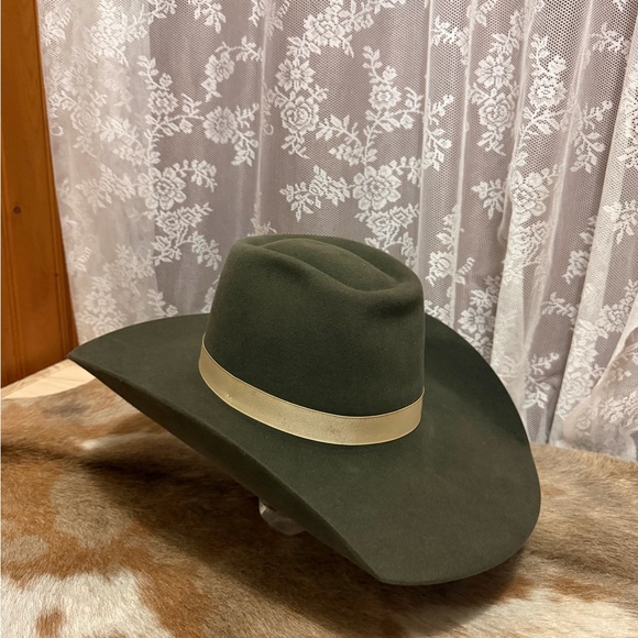 Elegant Olive Hat with Tan Band - Picture 2 of 4
